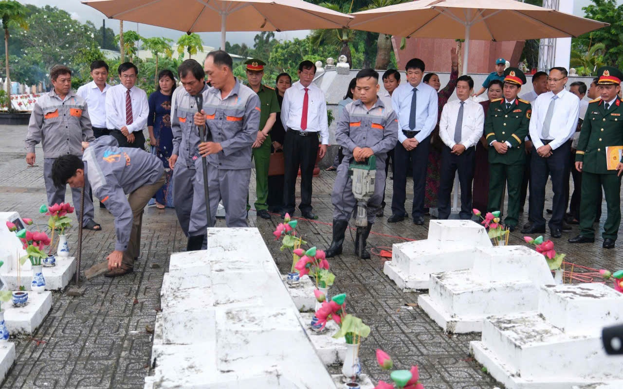 Truy điệu, an táng 80 hài cốt liệt sĩ hy sinh tại nước bạn Lào- Ảnh 4. Lấy mẫu sinh phẩm hài cốt liệt sĩ chưa xác định được thông tin để trả lại tên cho các anh hùng