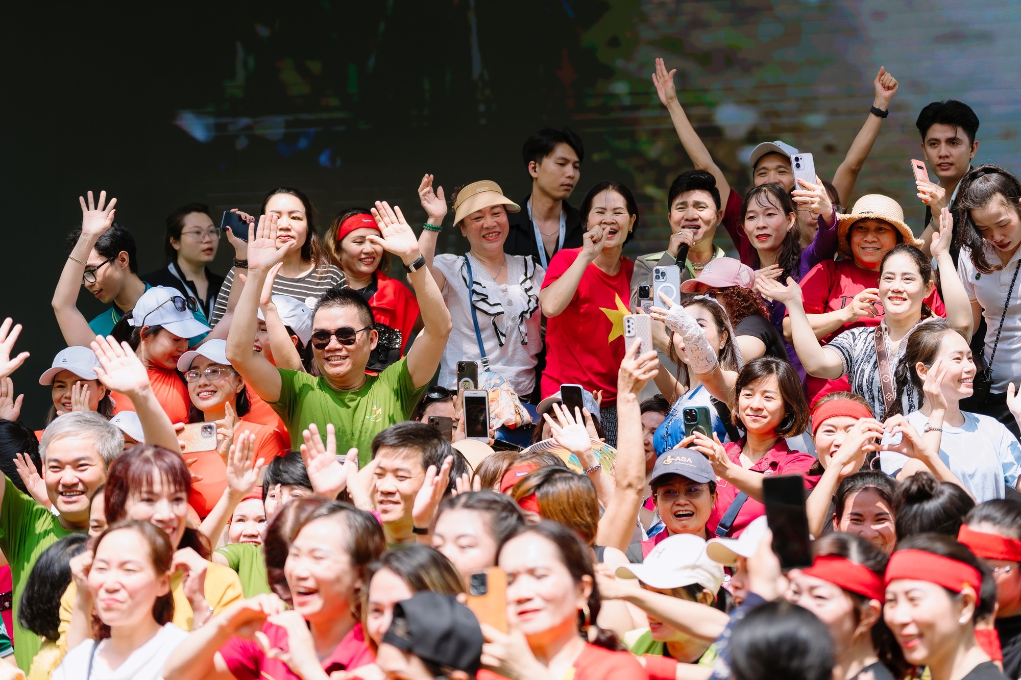 Sôi động 'Ngày Dinh dưỡng cộng đồng Việt Nam' Lần 6 với hàng nghìn người tham gia- Ảnh 4. Sôi động 'Ngày Dinh dưỡng cộng đồng Việt Nam' Lần 6 với hàng nghìn người tham gia- Ảnh 4.