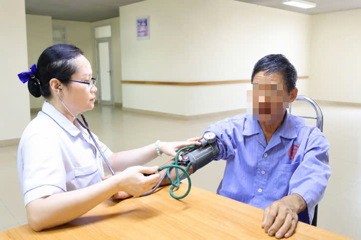 Cứu cụ ông 73 tuổi ở Hải Phòng bất ngờ ngừng tim, ngừng tuần hoàn trước phòng can thiệp- Ảnh 1. Cứu cụ ông 73 tuổi ở Hải Phòng bất ngờ ngừng tim, ngừng tuần hoàn trước phòng can thiệp- Ảnh 1.