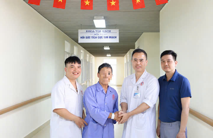 Cứu cụ ông 73 tuổi ở Hải Phòng bất ngờ ngừng tim, ngừng tuần hoàn trước phòng can thiệp- Ảnh 2. Cứu cụ ông 73 tuổi ở Hải Phòng bất ngờ ngừng tim, ngừng tuần hoàn trước phòng can thiệp- Ảnh 2.
