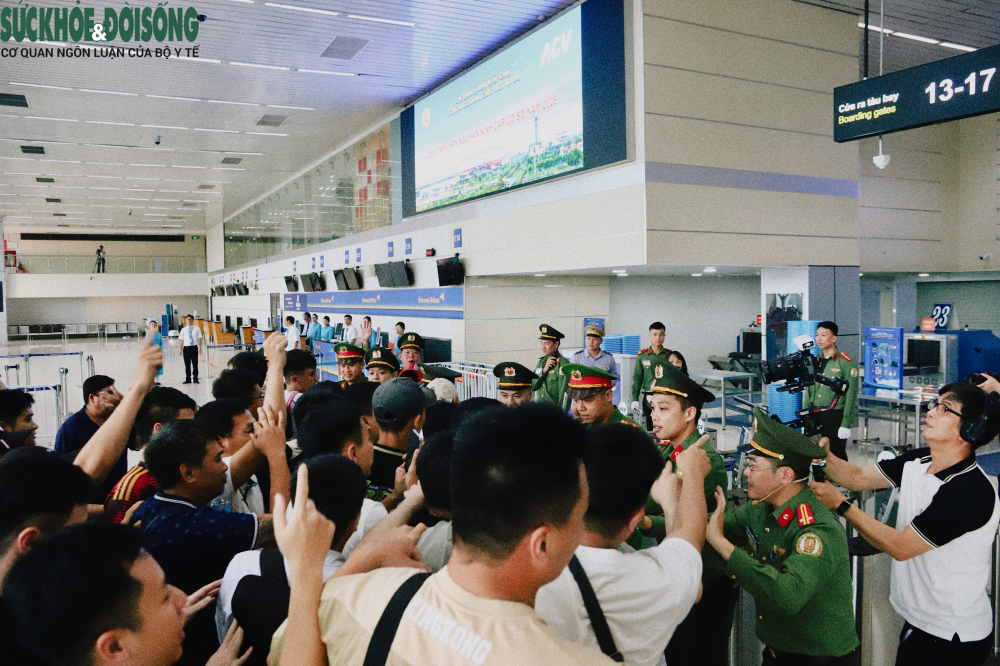Diễn tập xử lý tình huống khẩn nguy an ninh sân bay- Ảnh 4. Diễn tập xử lý tình huống khẩn nguy an ninh sân bay- Ảnh 4.