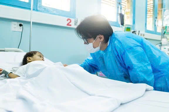 Lãnh đạo TPHCM cùng ca sĩ Hà Anh Tuấn thăm bé gái mồ côi mẹ hồi phục sau ca ghép gan- Ảnh 2. Lãnh đạo TPHCM cùng ca sĩ Hà Anh Tuấn thăm bé gái mồ côi mẹ hồi phục sau ca ghép gan- Ảnh 2.