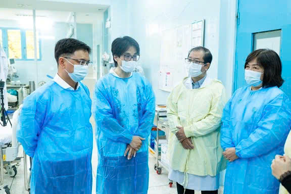 Lãnh đạo TPHCM cùng ca sĩ Hà Anh Tuấn thăm bé gái mồ côi mẹ hồi phục sau ca ghép gan- Ảnh 1. Lãnh đạo TPHCM cùng ca sĩ Hà Anh Tuấn thăm bé gái mồ côi mẹ hồi phục sau ca ghép gan- Ảnh 1.