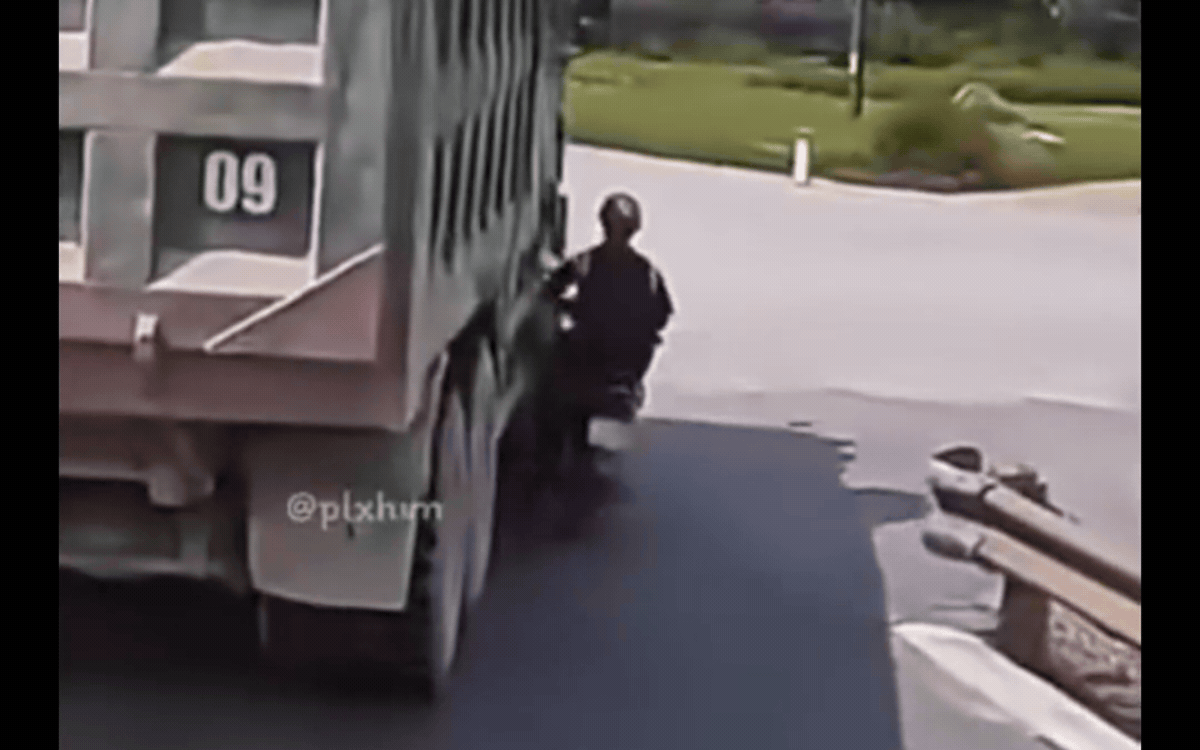 Một vụ tai nạn giao thông xảy ra trên đường tránh Huế khi xe tải chuyển hướng bất ngờ, người đi xe máy may mắn thoát chết sau va chạm nguy hiểm.