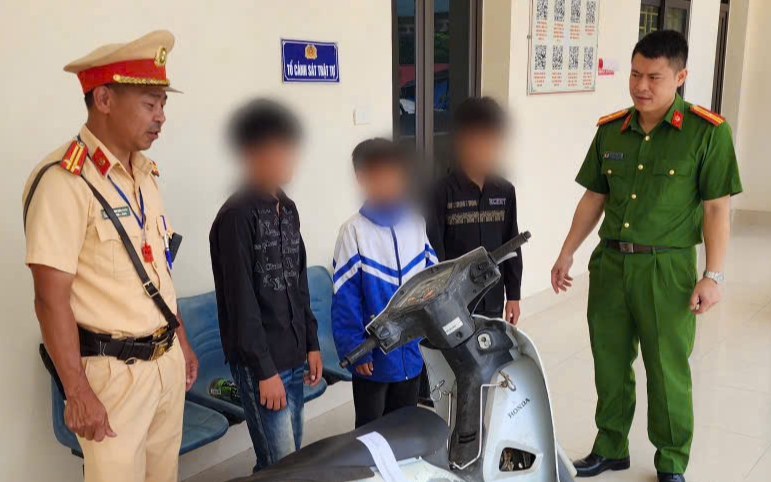 Khởi tố người mẹ giao xe máy cho con chưa đủ tuổi gây tai nạn giao thông nghiêm trọng- Ảnh 2. Giao xe máy cho trẻ em điều khiển, một người bị phạt 9 triệu đồng