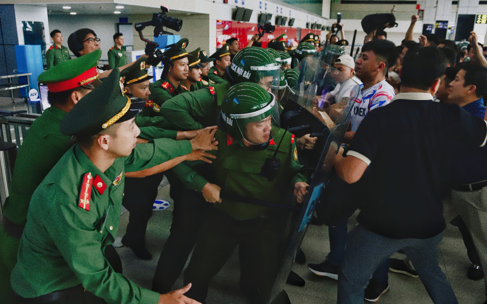 Vì sao sân bay Nội Bài, Tân Sơn Nhất, Đà Nẵng phải phát bản tin khí tượng 3 giờ/lần từ 1/6?- Ảnh 1. Vì sao sân bay Nội Bài, Tân Sơn Nhất, Đà Nẵng phải phát bản tin khí tượng 3 giờ/lần từ 1/6?- Ảnh 1.
