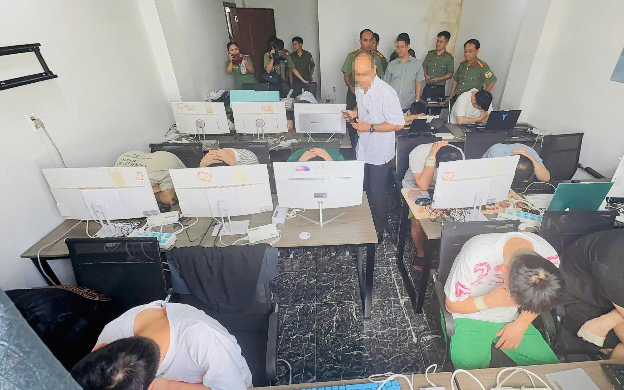 Bắt 11 đối tượng lừa đảo bằng trò 'đổ thạch' online- Ảnh 3. Phát hiện nhiều người nước ngoài thuê khách sạn lập "ổ" lừa đảo công nghệ cao ở TPHCM