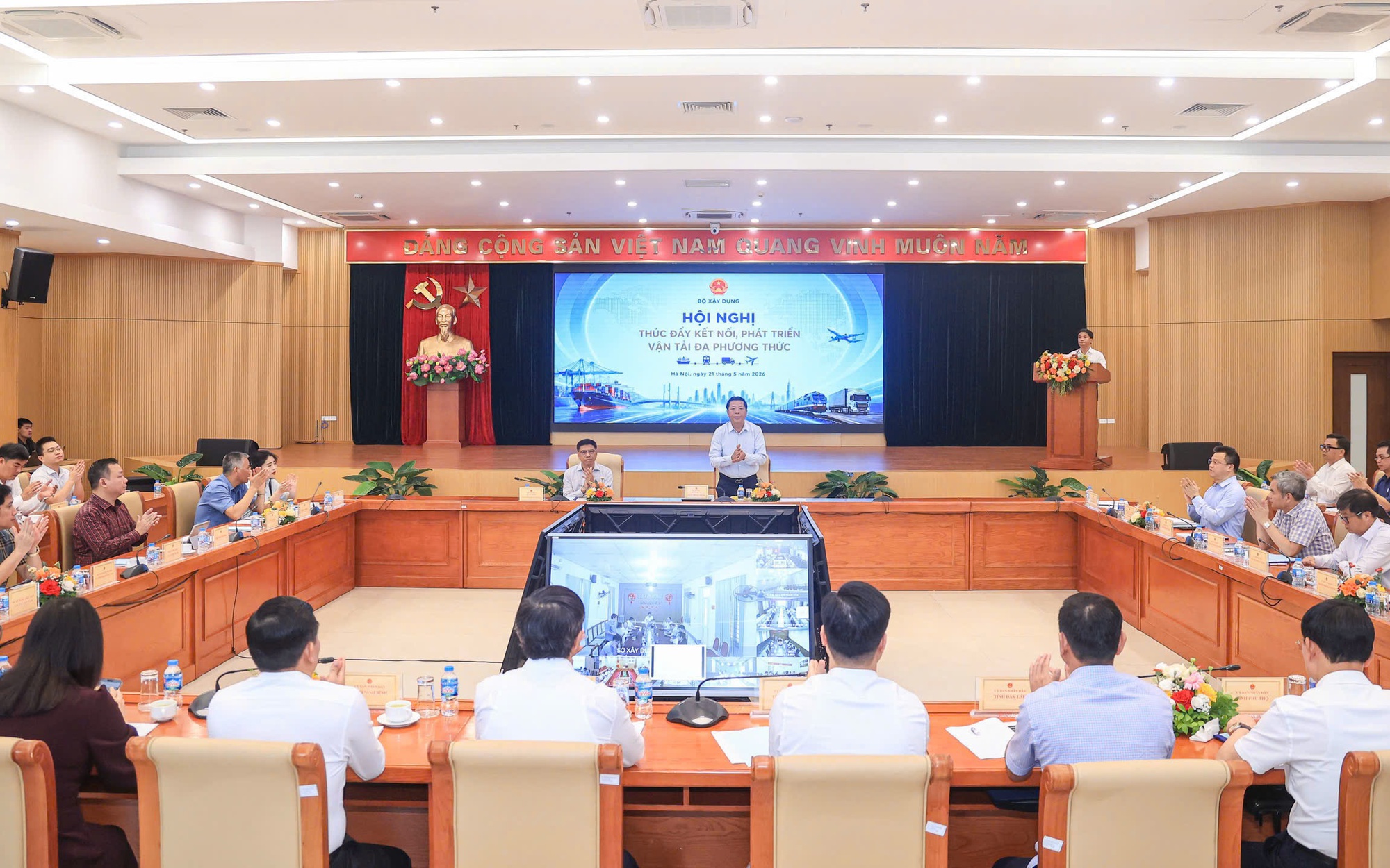 5 dự án giao thông lớn nào đang có nguy cơ lỡ hẹn trong năm 2026?- Ảnh 1. Đường bộ "gánh" 75% hàng hóa, Bộ Xây dựng nói gì về nguy cơ mất cân đối?