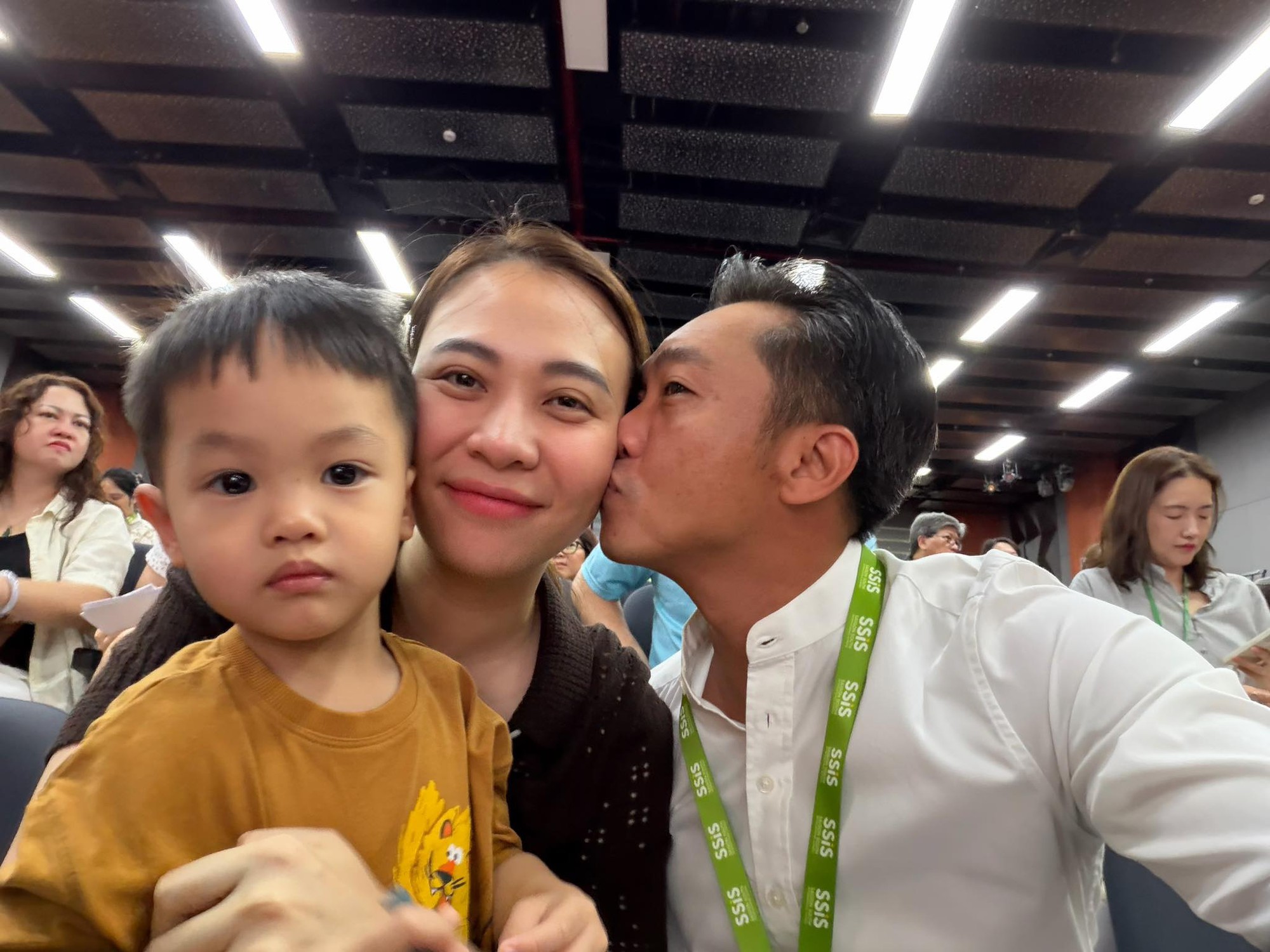 Cường Đô la tình tứ bên Đàm Thu Trang, ở nhà phụ vợ chăm con rất khéo- Ảnh 1. Cường Đô la tình tứ bên Đàm Thu Trang, ở nhà phụ vợ chăm con rất khéo- Ảnh 1.