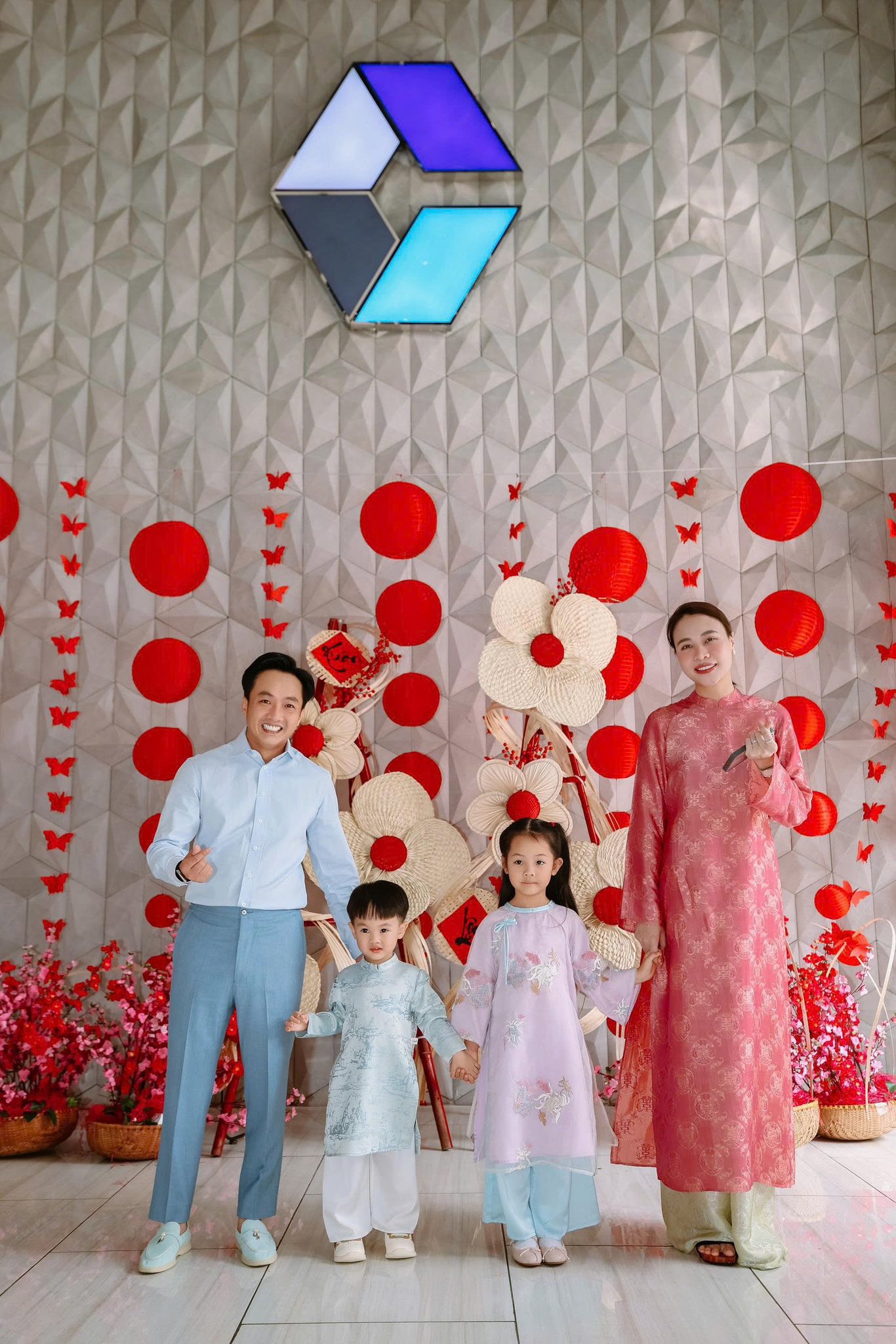 Cường Đô la tình tứ bên Đàm Thu Trang, ở nhà phụ vợ chăm con rất khéo- Ảnh 12. Cường Đô la tình tứ bên Đàm Thu Trang, ở nhà phụ vợ chăm con rất khéo- Ảnh 12.