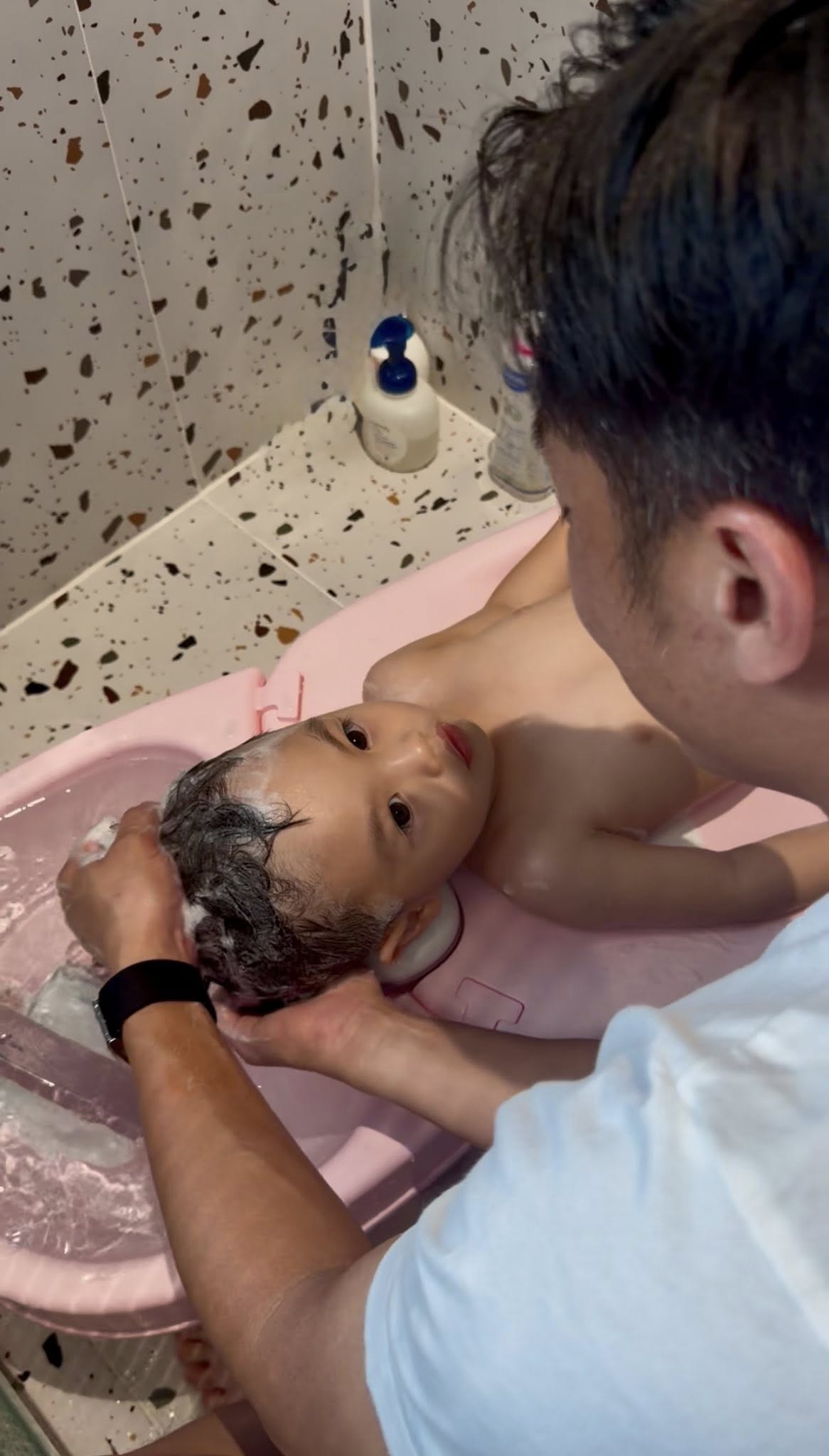 Cường Đô la tình tứ bên Đàm Thu Trang, ở nhà phụ vợ chăm con rất khéo- Ảnh 7. Cường Đô la tình tứ bên Đàm Thu Trang, ở nhà phụ vợ chăm con rất khéo- Ảnh 7.