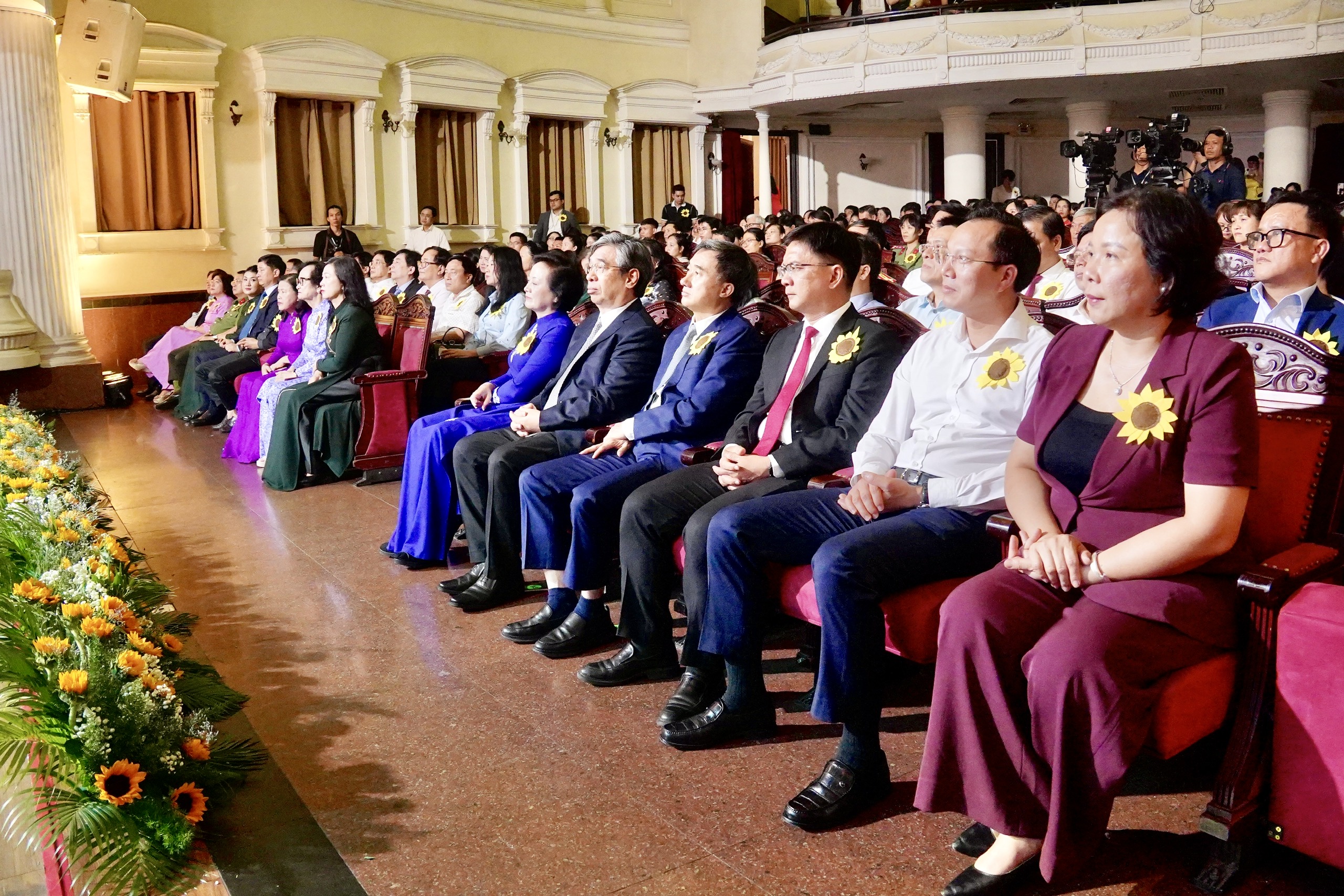 Phó Thủ tướng Phạm Thị Thanh Trà: Không để bệnh nhân ung thư nghèo đơn độc trong cuộc chiến giành sự sống- Ảnh 4. Phó Thủ tướng Phạm Thị Thanh Trà: Không để bệnh nhân ung thư nghèo đơn độc trong cuộc chiến giành sự sống- Ảnh 4.