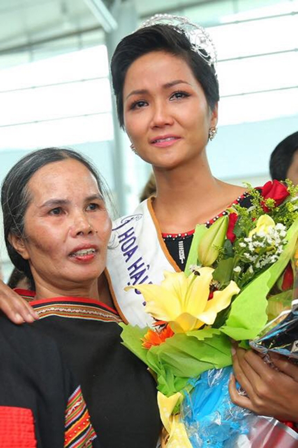Mẹ ruột Hoa hậu H'Hen Niê một đời tảo tần, dạy con bằng tình yêu thương giản dị- Ảnh 1. Mẹ ruột Hoa hậu H'Hen Niê một đời tảo tần, dạy con bằng tình yêu thương giản dị- Ảnh 1.