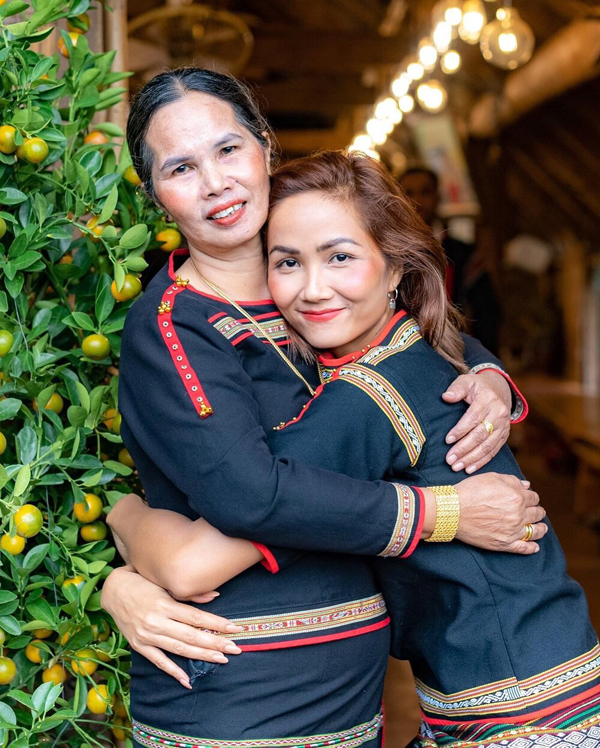 Mẹ ruột Hoa hậu H'Hen Niê một đời tảo tần, dạy con bằng tình yêu thương giản dị- Ảnh 2. Mẹ ruột Hoa hậu H'Hen Niê một đời tảo tần, dạy con bằng tình yêu thương giản dị- Ảnh 2.