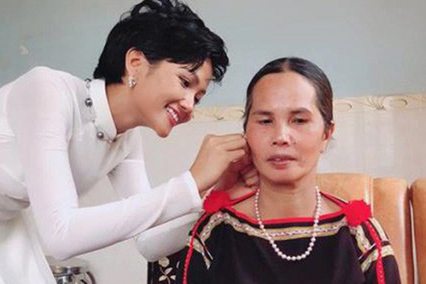 Mẹ ruột Hoa hậu H'Hen Niê một đời tảo tần, dạy con bằng tình yêu thương giản dị- Ảnh 5. Mẹ ruột Hoa hậu H'Hen Niê một đời tảo tần, dạy con bằng tình yêu thương giản dị- Ảnh 5.