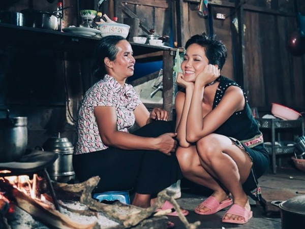 Mẹ ruột Hoa hậu H'Hen Niê một đời tảo tần, dạy con bằng tình yêu thương giản dị- Ảnh 6. Mẹ ruột Hoa hậu H'Hen Niê một đời tảo tần, dạy con bằng tình yêu thương giản dị- Ảnh 6.