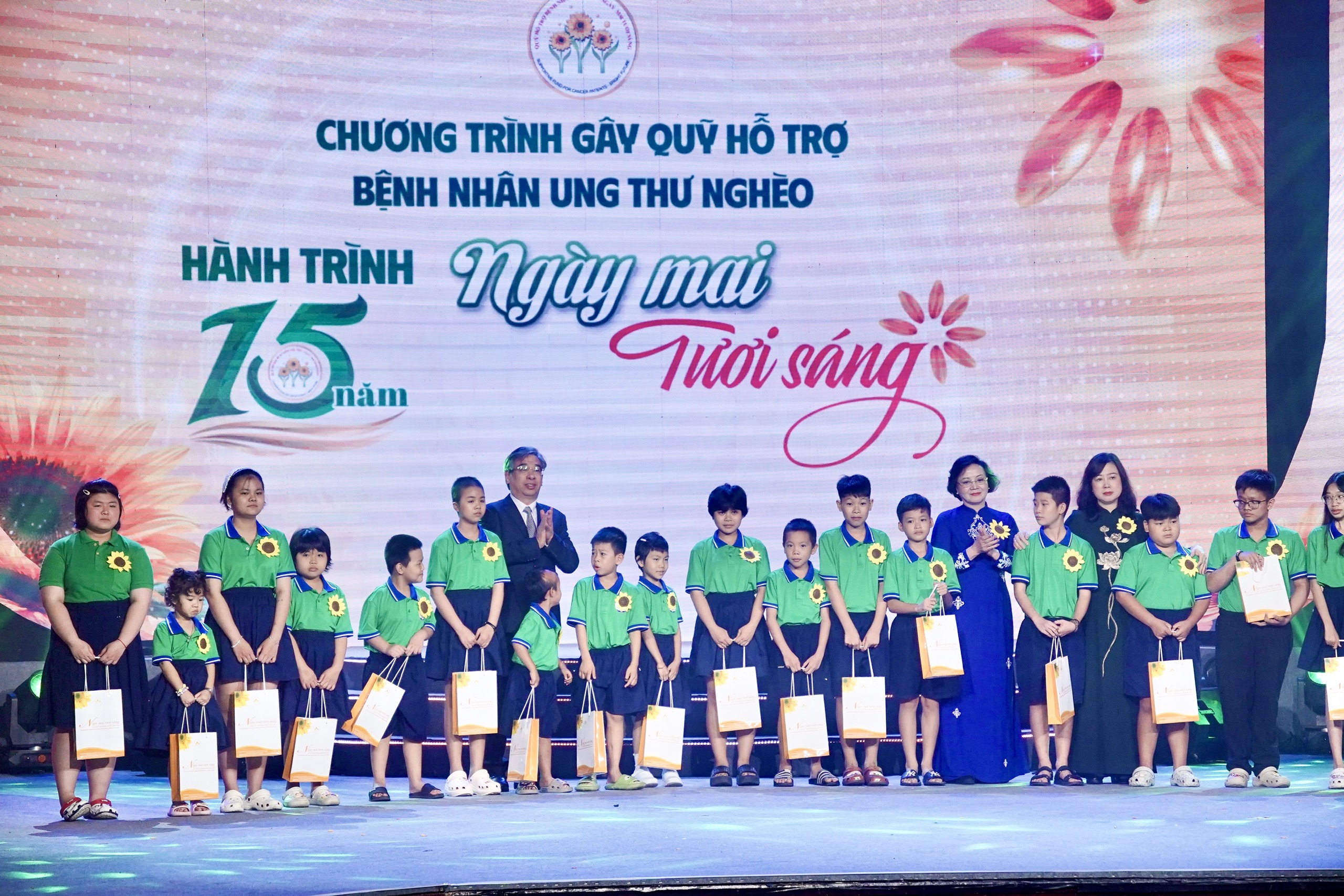 Phó Thủ tướng Phạm Thị Thanh Trà: Không để bệnh nhân ung thư nghèo đơn độc trong cuộc chiến giành sự sống- Ảnh 3. Phó Thủ tướng Phạm Thị Thanh Trà: Không để bệnh nhân ung thư nghèo đơn độc trong cuộc chiến giành sự sống- Ảnh 3.