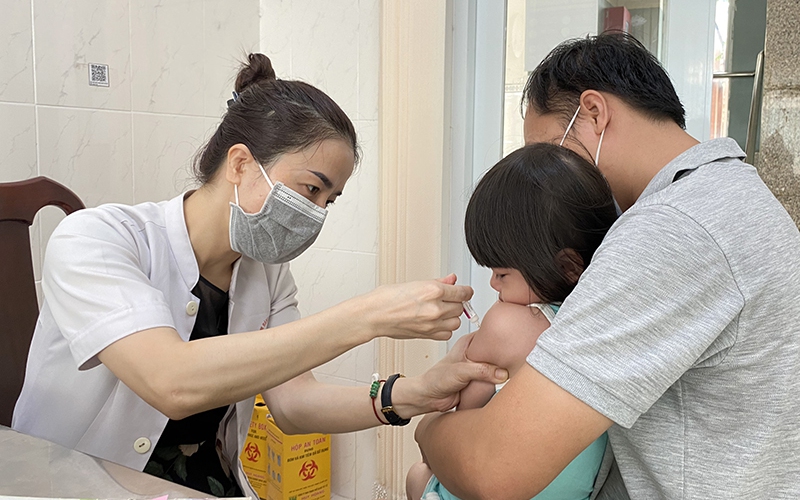 Lịch tiêm chủng cho trẻ em: Những mũi vaccine cha mẹ không nên bỏ lỡ - Ảnh 2.