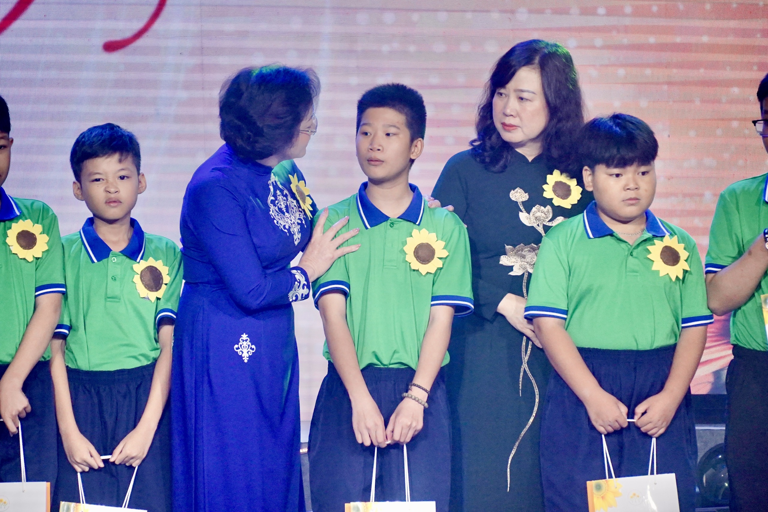 Phó Thủ tướng Phạm Thị Thanh Trà: Không để bệnh nhân ung thư nghèo đơn độc trong cuộc chiến giành sự sống- Ảnh 2. Phó Thủ tướng Phạm Thị Thanh Trà: Không để bệnh nhân ung thư nghèo đơn độc trong cuộc chiến giành sự sống- Ảnh 2.
