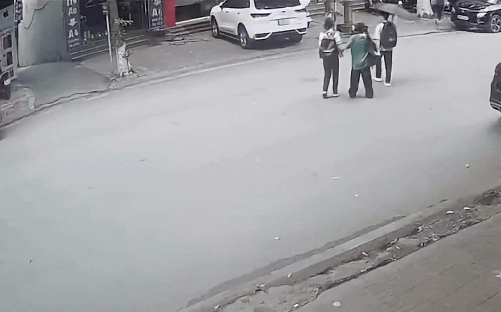 Video nam sinh viên gặp nạn vì lỗi nhiều người đi bộ vẫn mắc khi sang đường