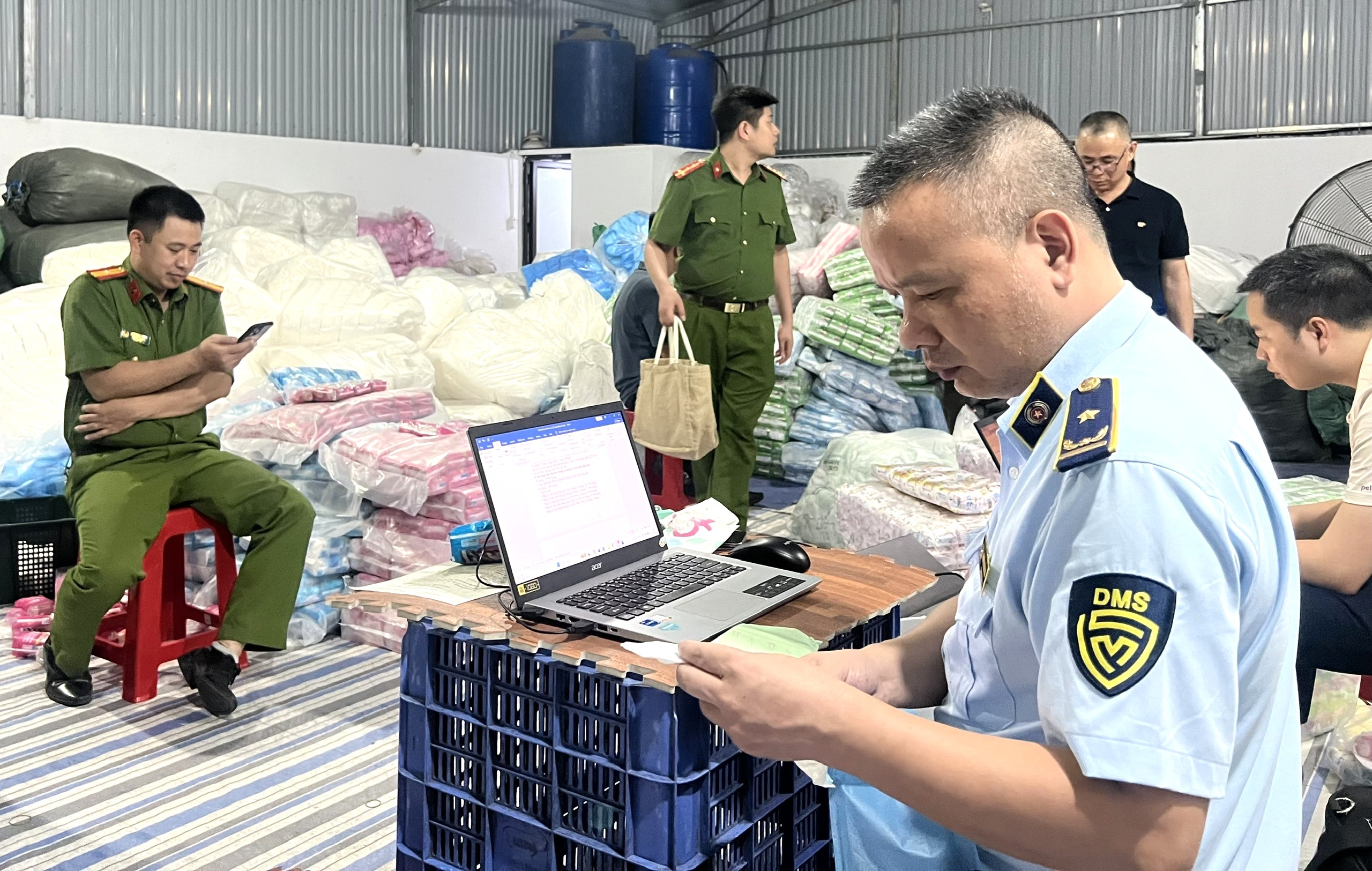 Hàng chục nghìn gói băng vệ sinh giả thương hiệu nổi tiếng bán ra thị trường- Ảnh 2. Hàng chục nghìn gói băng vệ sinh giả thương hiệu nổi tiếng bán ra thị trường- Ảnh 2.