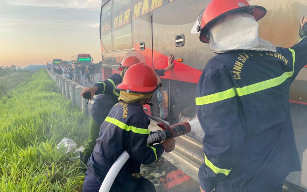 Huy động hàng trăm chiến sĩ dập tắt vụ cháy lớn tại Khu công nghiệp Bình Xuyên 1- Ảnh 4. Cháy xe khách giường nằm trên cao tốc, 33 hành khách thoát nạn