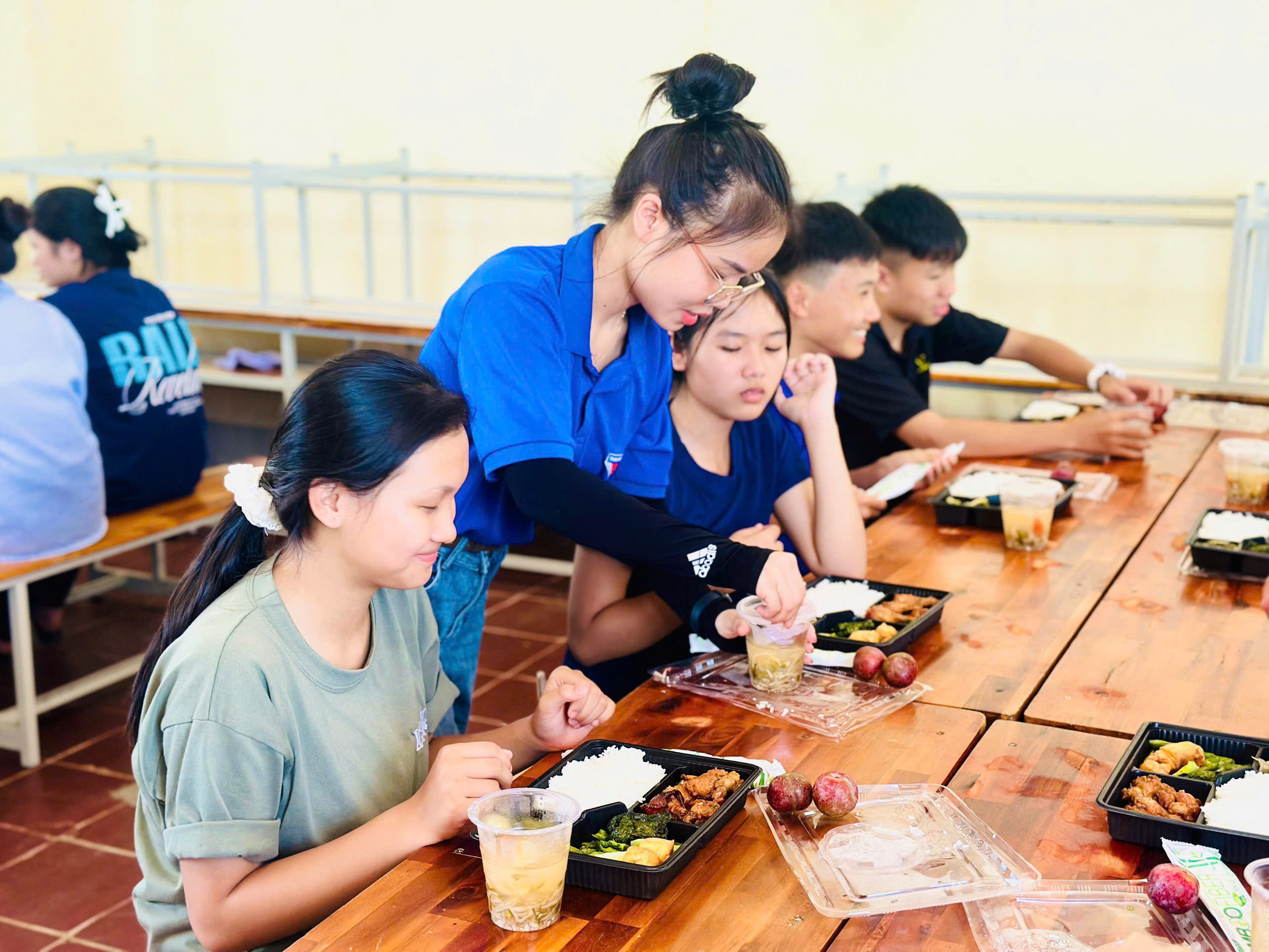 Hàng trăm suất cơm miễn phí tiếp sức sĩ tử giữa ngày thi nắng nóng- Ảnh 8. Hàng trăm suất cơm miễn phí tiếp sức sĩ tử giữa ngày thi nắng nóng- Ảnh 8.