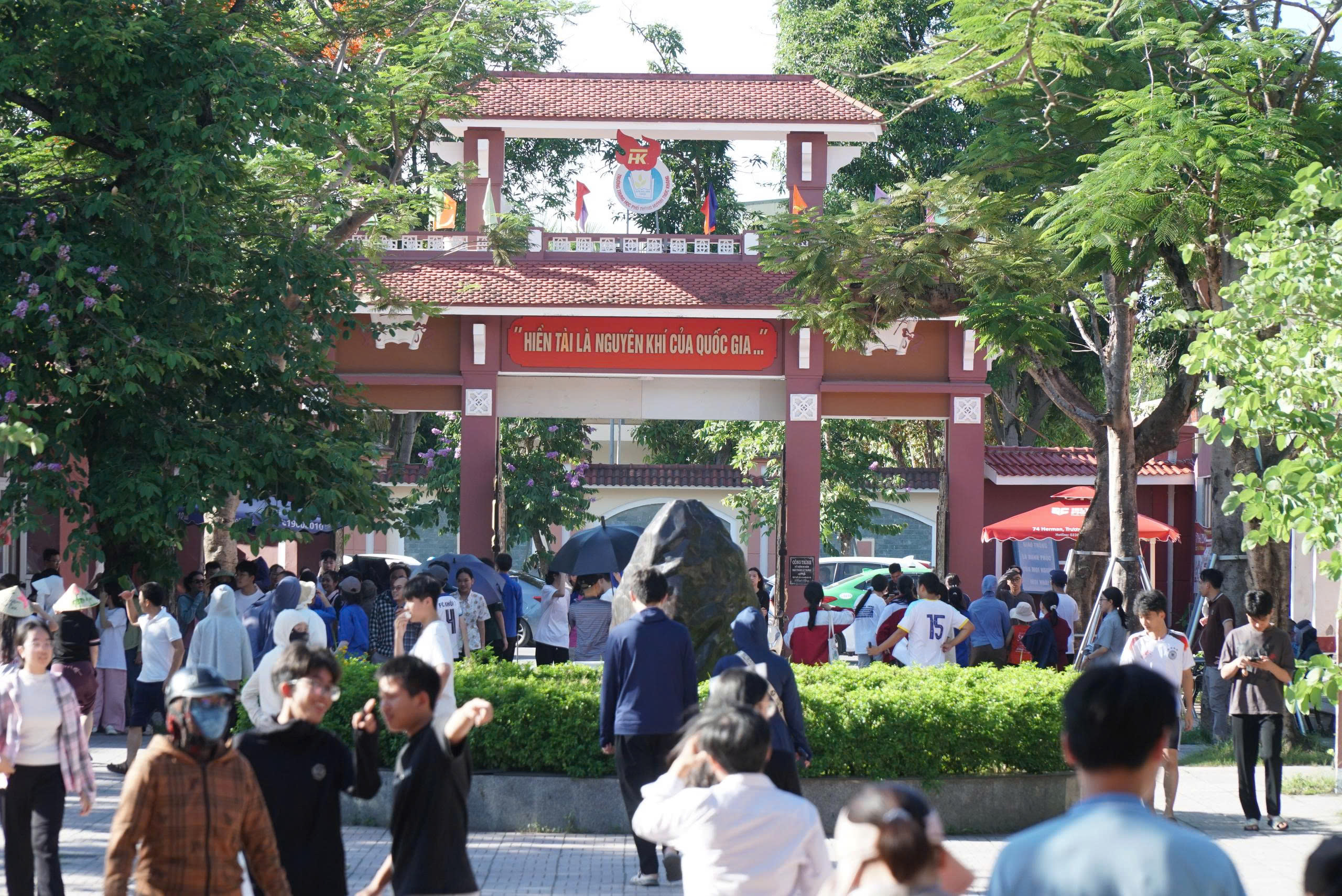 Hàng trăm suất cơm miễn phí tiếp sức sĩ tử giữa ngày thi nắng nóng- Ảnh 9. Hàng trăm suất cơm miễn phí tiếp sức sĩ tử giữa ngày thi nắng nóng- Ảnh 9.