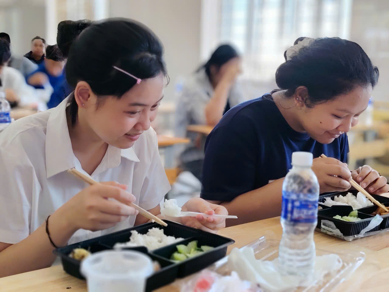 Hàng trăm suất cơm miễn phí tiếp sức sĩ tử giữa ngày thi nắng nóng- Ảnh 7. Hàng trăm suất cơm miễn phí tiếp sức sĩ tử giữa ngày thi nắng nóng- Ảnh 7.