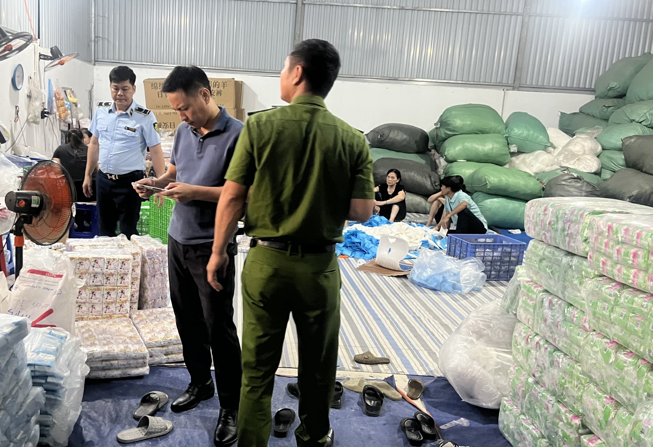 Hàng chục nghìn gói băng vệ sinh giả thương hiệu nổi tiếng bán ra thị trường- Ảnh 1. Hàng chục nghìn gói băng vệ sinh giả thương hiệu nổi tiếng bán ra thị trường- Ảnh 1.