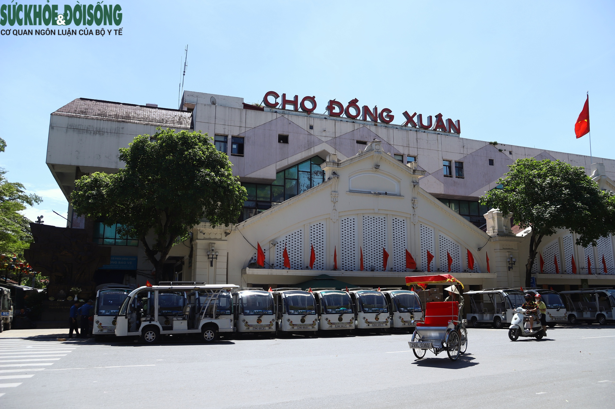 Hà Nội nắng nóng như 'chảo lửa', người lao động vất vả mưu sinh- Ảnh 2.
