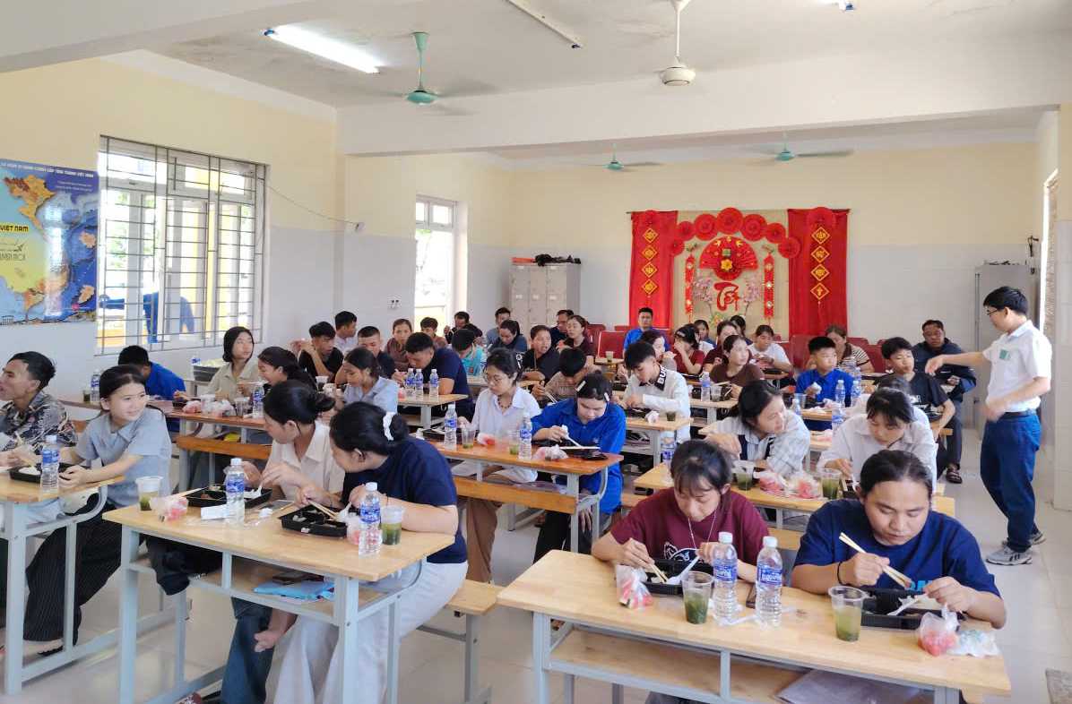 Hàng trăm suất cơm miễn phí tiếp sức sĩ tử giữa ngày thi nắng nóng- Ảnh 1. Hàng trăm suất cơm miễn phí tiếp sức sĩ tử giữa ngày thi nắng nóng- Ảnh 1.