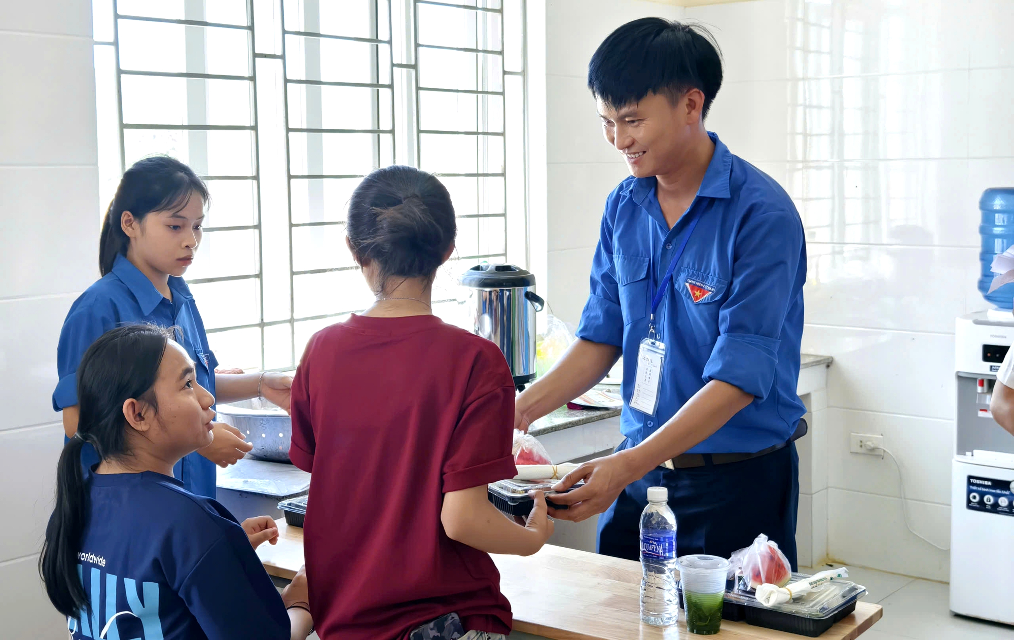 Hàng trăm suất cơm miễn phí tiếp sức sĩ tử giữa ngày thi nắng nóng- Ảnh 6. Hàng trăm suất cơm miễn phí tiếp sức sĩ tử giữa ngày thi nắng nóng- Ảnh 6.