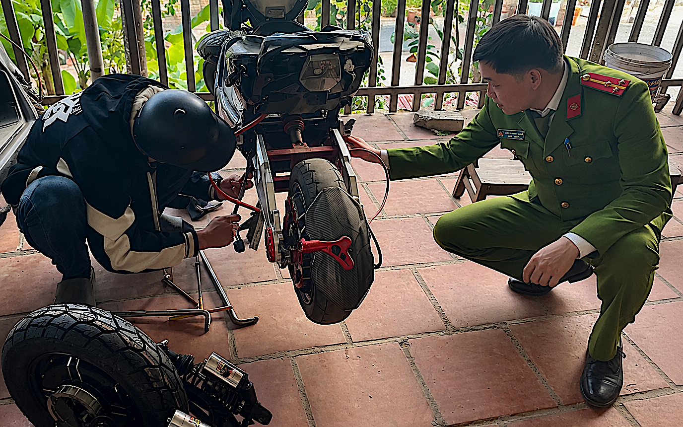 CSGT cảnh báo thói quen nhiều người mắc phải khi dừng đèn đỏ ngày nắng nóng- Ảnh 1. Trào lưu học sinh "độ xe": Cục CSGT cảnh báo ‘nóng’