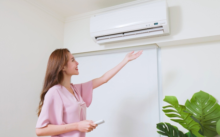 2 động tác tay đơn giản giữ cơ thể cân bằng trong ngày nắng nóng- Ảnh 4. Dùng điều hòa đúng cách khi trời nắng nóng trên 40 độ