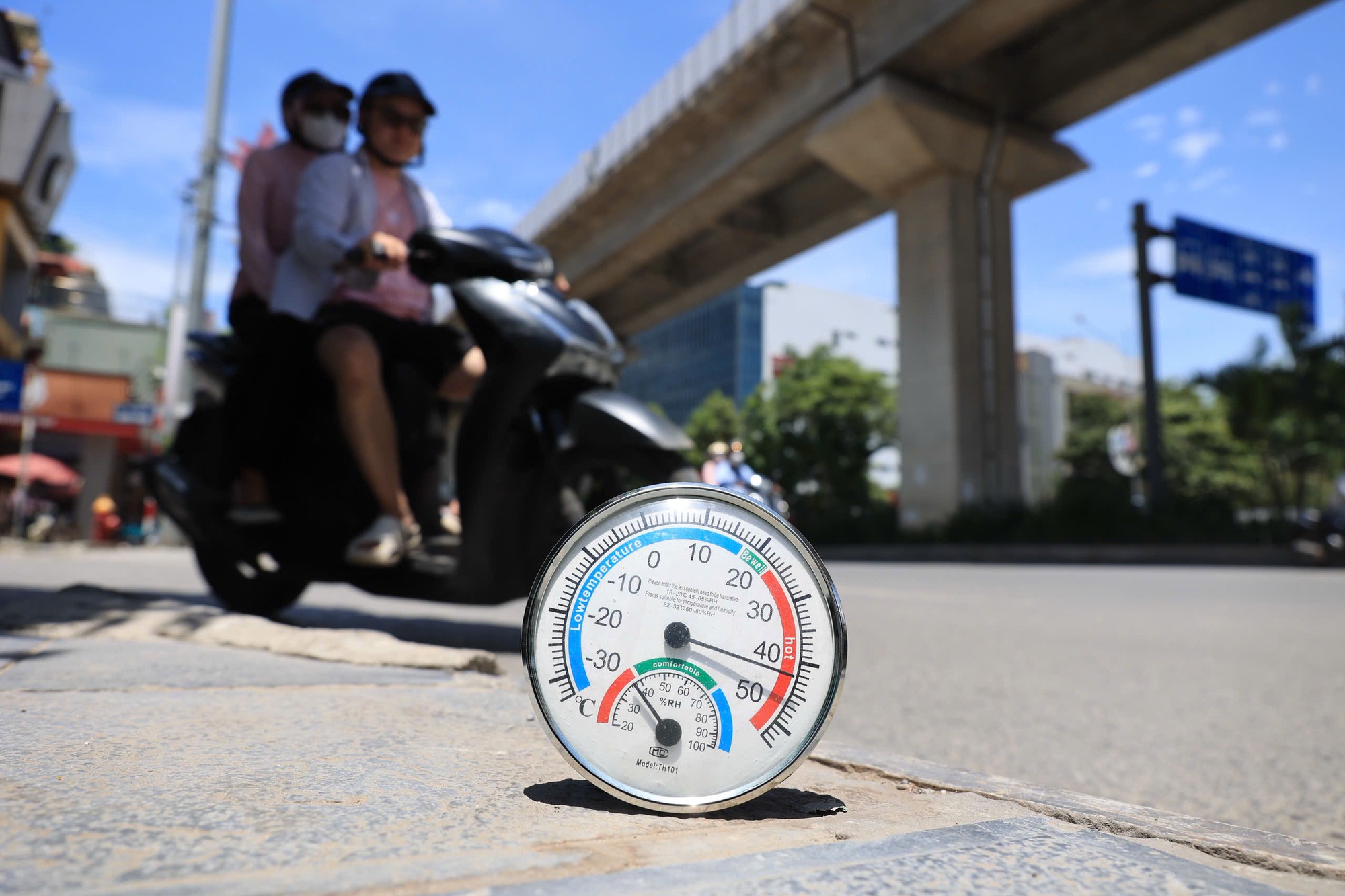Hà Nội nắng nóng như 'chảo lửa', người lao động vất vả mưu sinh- Ảnh 7.