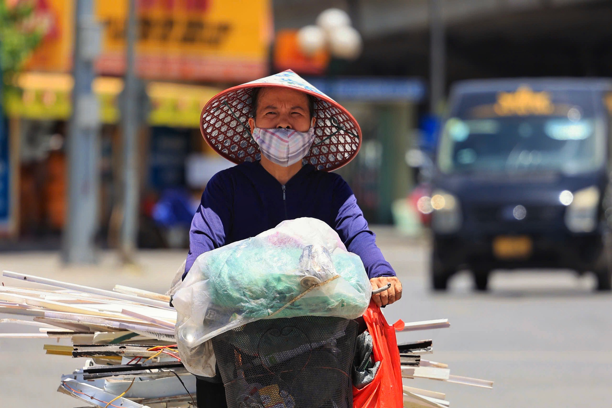 Hà Nội nắng nóng như 'chảo lửa', người lao động vất vả mưu sinh- Ảnh 10.