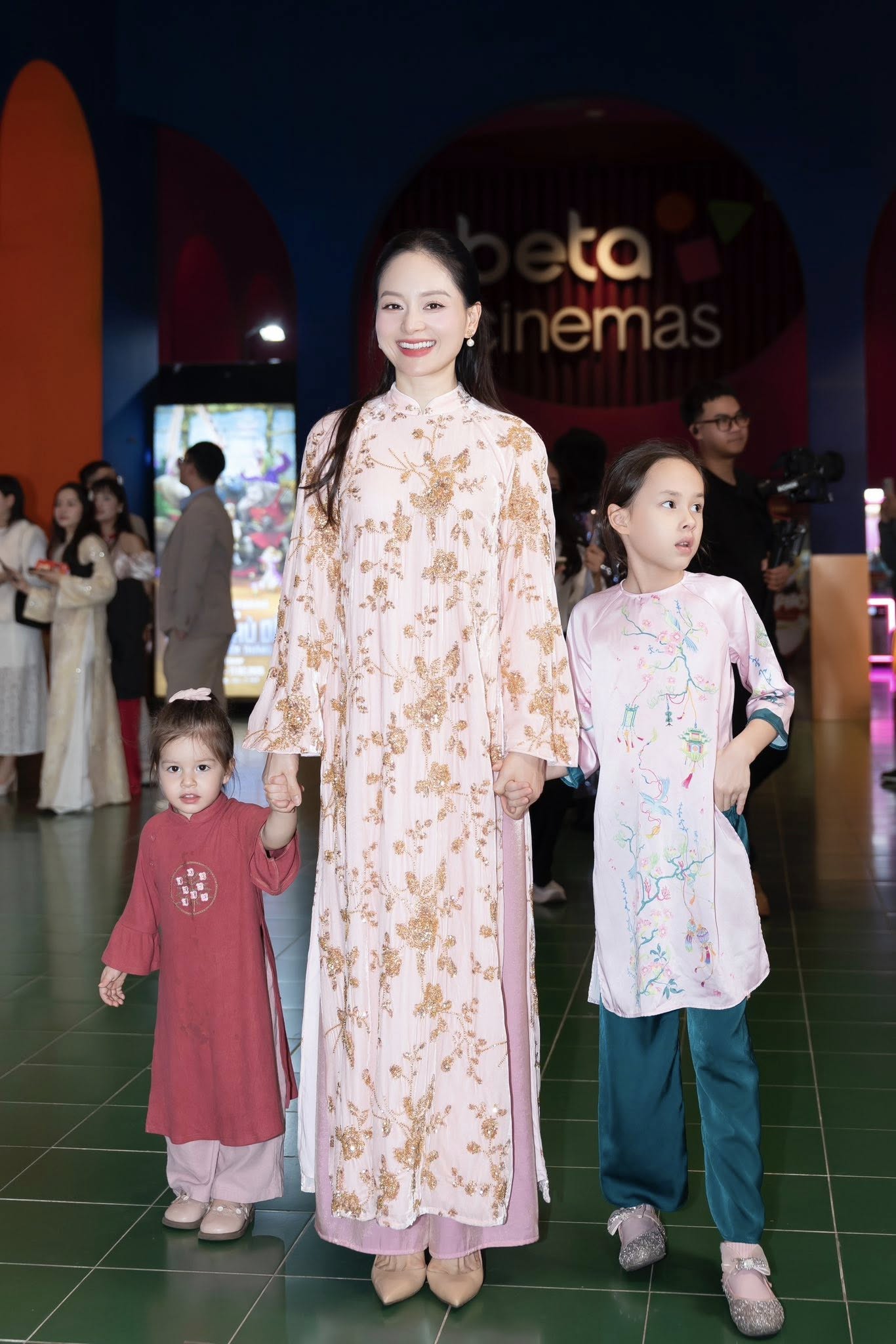 Hậu ly hôn chồng Tây, cuộc sống của 3 mẹ con Lan Phương ra sao?- Ảnh 7. Hậu ly hôn chồng Tây, cuộc sống của 3 mẹ con Lan Phương ra sao?- Ảnh 7.