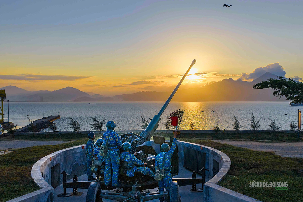 Huấn luyện 'săn UAV' trên đỉnh Sơn Trà- Ảnh 1. Huấn luyện 'săn UAV' trên đỉnh Sơn Trà- Ảnh 1.