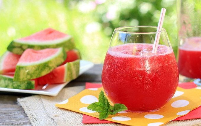 Nắng nóng gay gắt: Cảnh giác với 2 loại đồ uống tưởng giải nhiệt nhanh nhưng càng uống càng gây mất nước- Ảnh 2. 3 loại nước uống giải nhiệt, bù nước cực tốt nên dùng khi nắng nóng