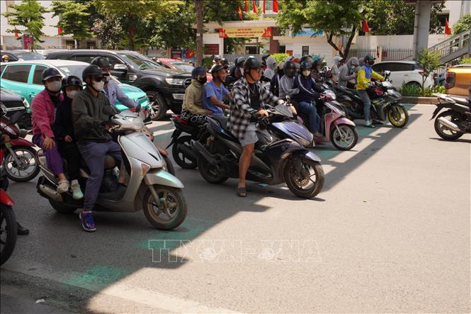 Dừng xe giữa đường để tránh nắng khi chờ đèn đỏ có thể bị xử phạt- Ảnh 1. Dừng xe giữa đường để tránh nắng khi chờ đèn đỏ có thể bị xử phạt- Ảnh 1.