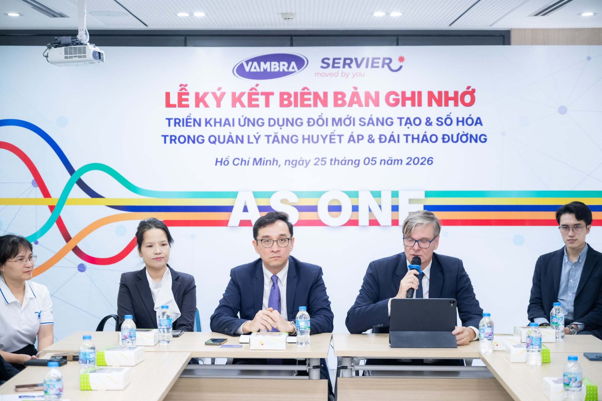 VAMBRA và Servier ký kết Biên bản ghi nhớ hợp tác thúc đẩy đổi mới số trong quản lý tăng huyết áp và đái tháo đường tại Việt Nam- Ảnh 3. VAMBRA và Servier ký kết Biên bản ghi nhớ hợp tác thúc đẩy đổi mới số trong quản lý tăng huyết áp và đái tháo đường tại Việt Nam- Ảnh 3.