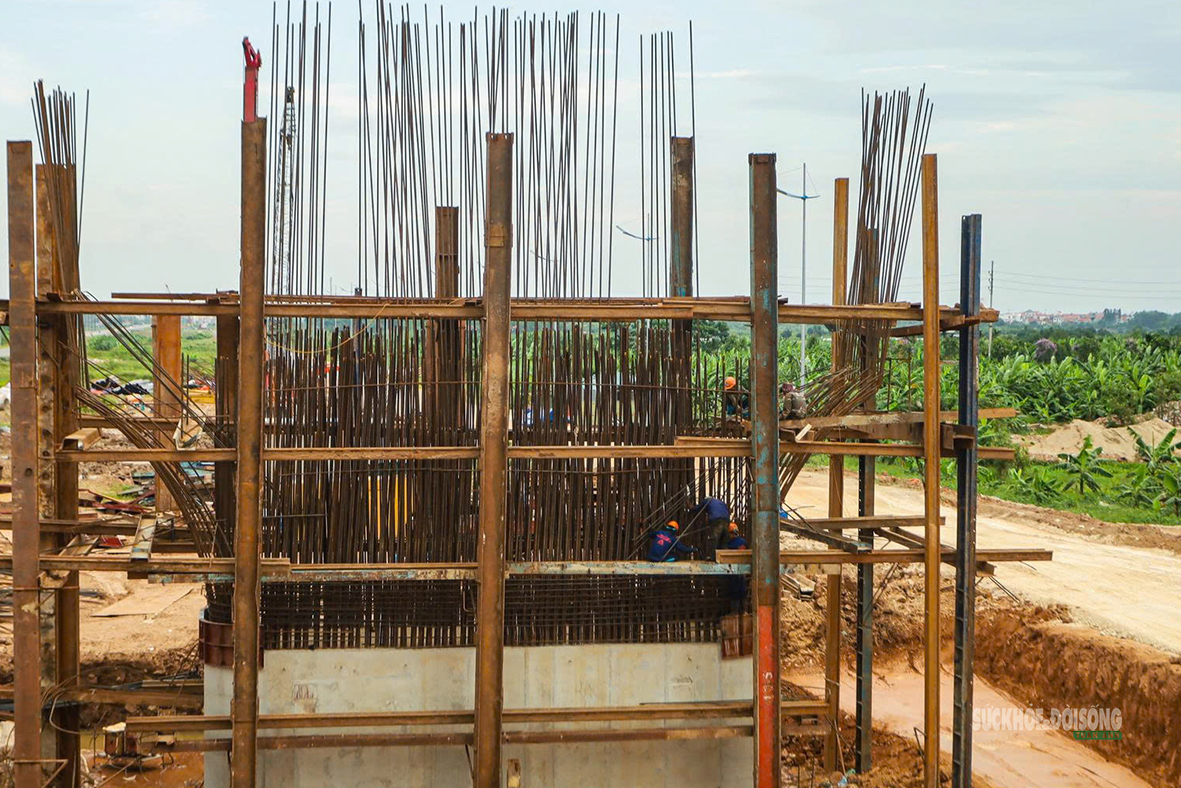 Cầu Hồng Hà vượt sông Hồng dần lộ diện- Ảnh 10. Cầu Hồng Hà vượt sông Hồng dần lộ diện- Ảnh 10.