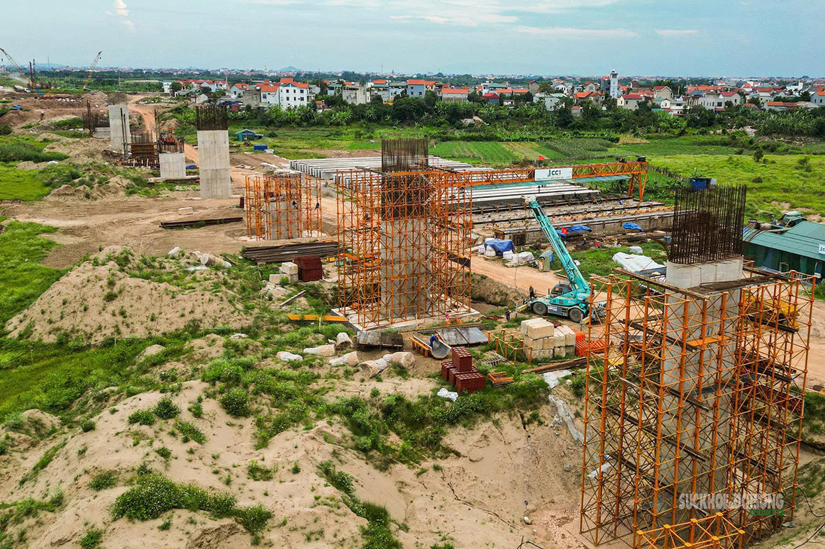Cầu Hồng Hà vượt sông Hồng dần lộ diện- Ảnh 7. Cầu Hồng Hà vượt sông Hồng dần lộ diện- Ảnh 7.