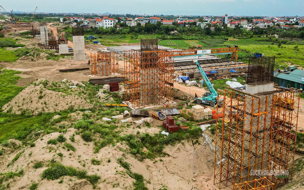 Cầu Hồng Hà bắc qua sông Hồng sau gần một năm thi công- Ảnh 13.
