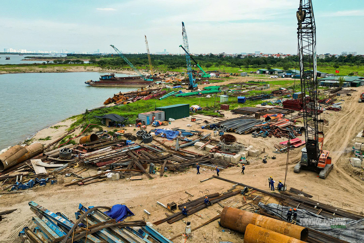 Cầu Hồng Hà vượt sông Hồng dần lộ diện- Ảnh 8. Cầu Hồng Hà vượt sông Hồng dần lộ diện- Ảnh 8.
