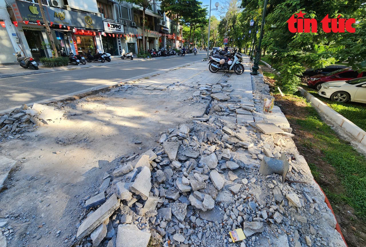 Thành ủy Hà Nội yêu cầu phường báo cáo vụ vỉa hè lát đá ‘bị đục phá’ để làm dải cây xanh- Ảnh 1. Thành ủy Hà Nội yêu cầu phường báo cáo vụ vỉa hè lát đá ‘bị đục phá’ để làm dải cây xanh- Ảnh 1.