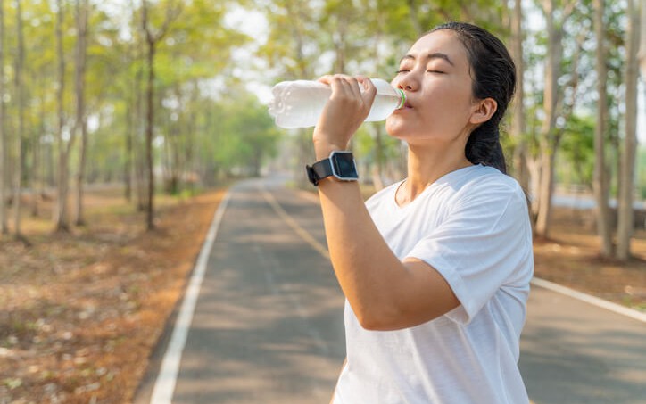 Mẹo ăn trái cây giúp cấp nước cho cơ thể những ngày nắng nóng- Ảnh 3. Nắng nóng đỉnh điểm - nên uống nước như thế nào để đảm bảo sức khỏe?