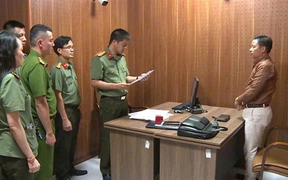 Bắt tạm giam chủ tiệm cầm đồ 25 tuổi lừa đảo hơn 10 tỷ đồng- Ảnh 2. Sắp xét xử chủ tịch công ty lừa đảo 1.200 người tham hệ thống làm "nước ion kiềm"