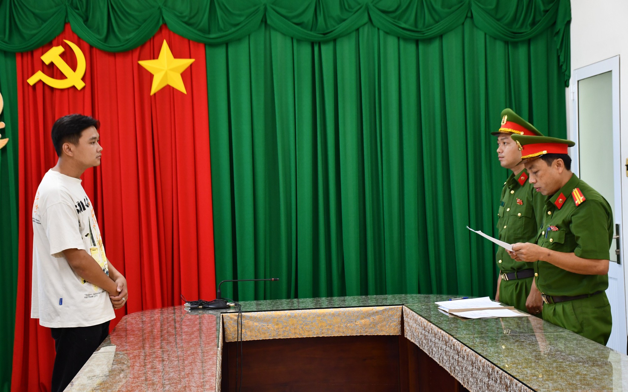 Công an truy xét nhóm trộm lấy 200 thùng bia, nước ngọt mang đi tiêu thụ- Ảnh 3. Công an truy xét nhóm trộm lấy 200 thùng bia, nước ngọt mang đi tiêu thụ- Ảnh 3.